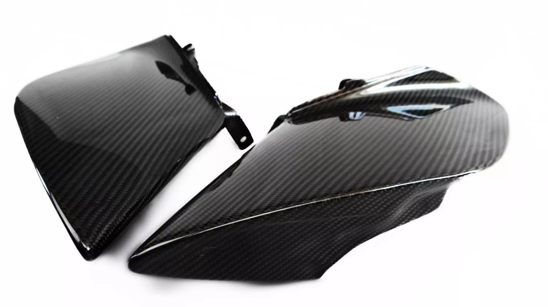 Carbon side vents for Ferrari 488 GTB 2015-2017, made from genuine carbon fiber with a high-gloss UV-resistant coating.